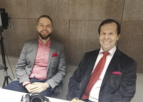 Aaro Harju ja Petri Toikkanen podcaststudiossa kuvattuna.