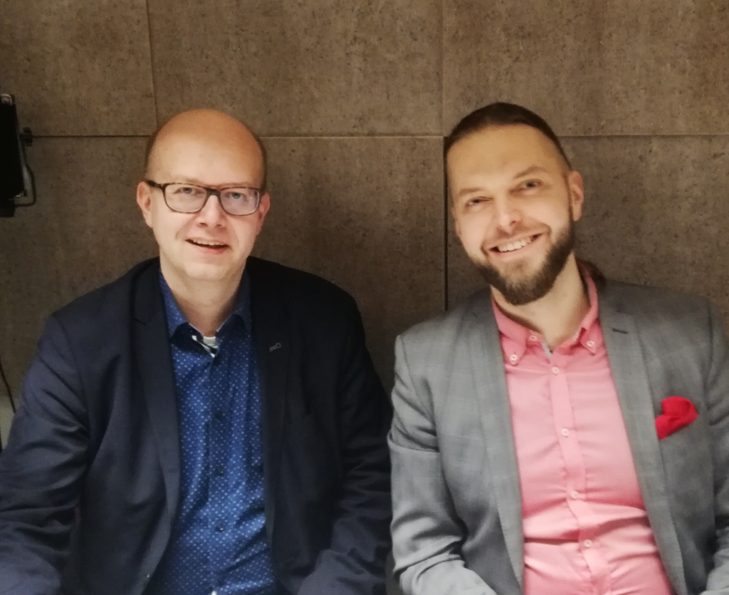 Esa Iivonen ja Petri Toikkanen podcaststudiossa kuvattuna.