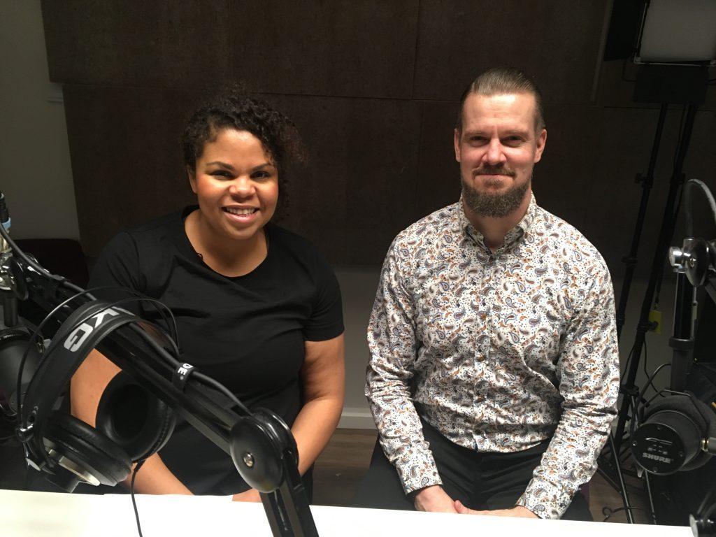 Fatim Diarra ja Marko Suomi podcaststudiossa kuvattuna.