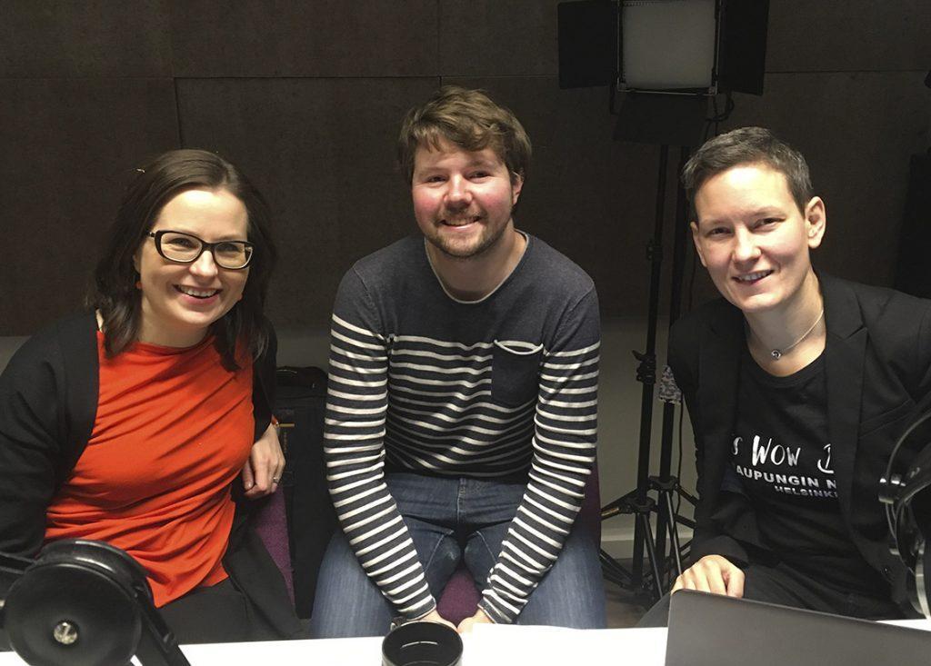 Jenni Tuominen, Touko Niinimäki ja Anna Moring podcaststudiossa kuvattuna.