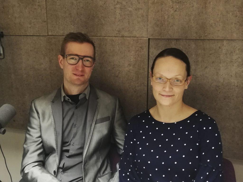 Oras Tynkkynen ja Kaisa Kosonen podcaststudiossa kuvattuna.