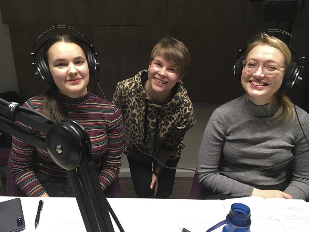 Aino Kenttälä, Katri Ylinen ja Virva Viljanen podcaststudiossa kuvattuna.