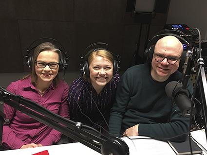 Tiina Elo, Elina Moisio ja Tuomas Viskari podcaststudiossa kuvattuna. 