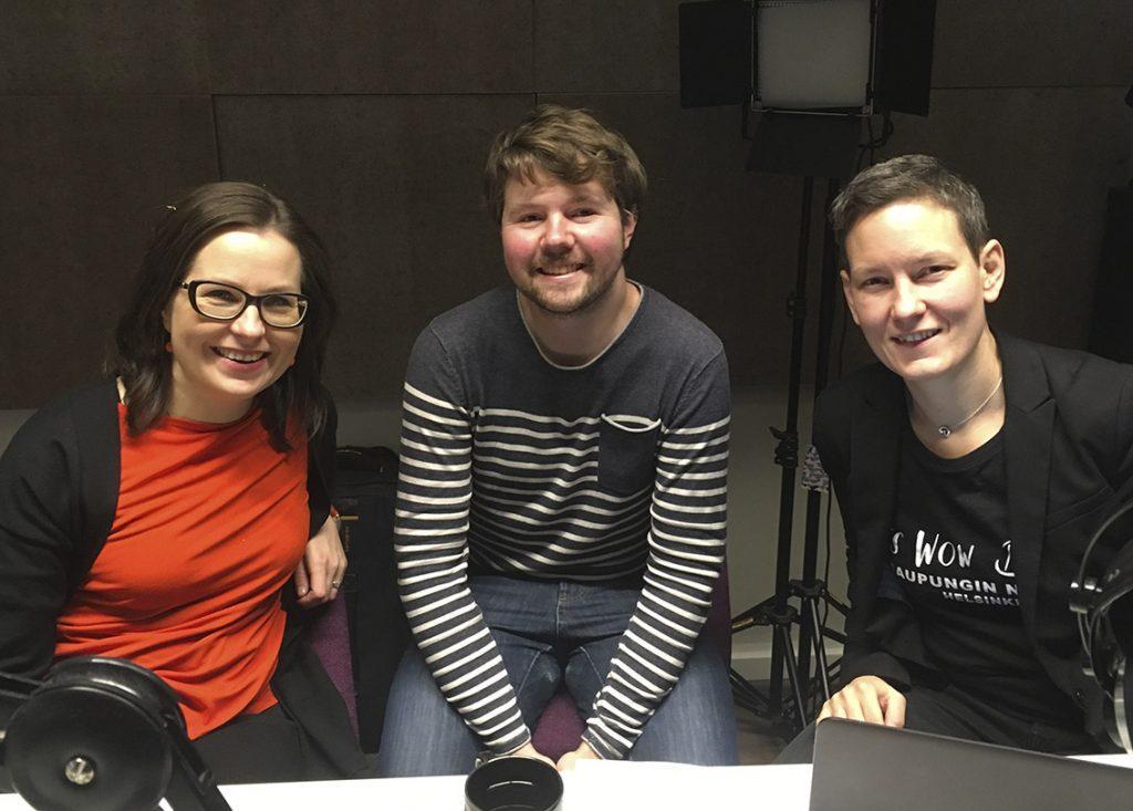 Jenni Tuominen, Touko Niinimäki ja Anna Moring podcaststudiossa kuvattuna.