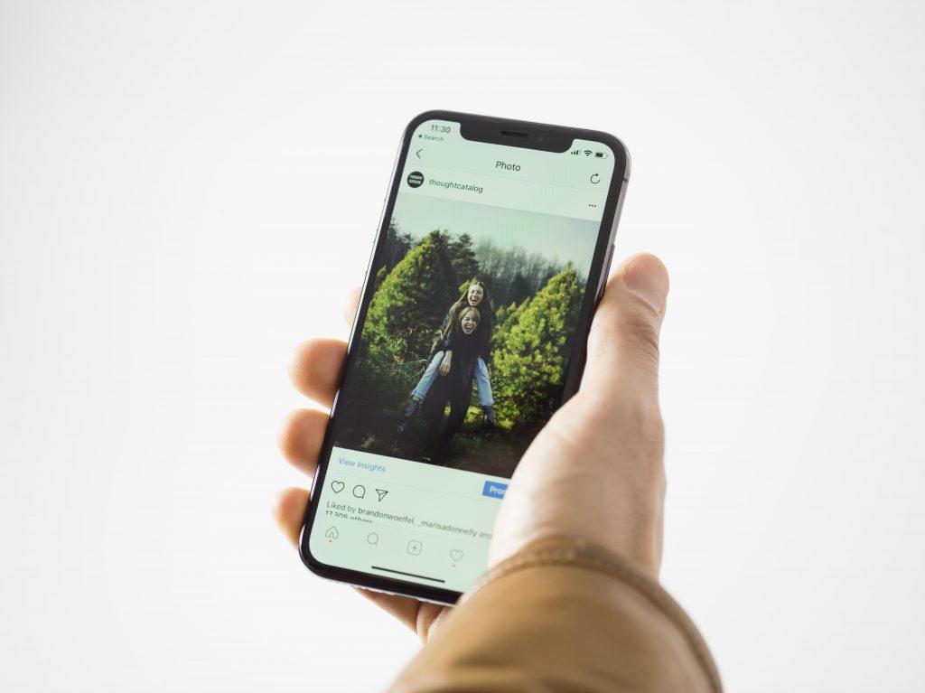 Henkilä selaa puhelimella Instagramia.