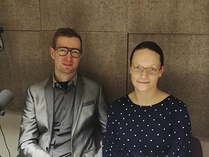 Oras Tynkkynen ja Kaisa Kosonen podcaststudiossa kuvattuna.