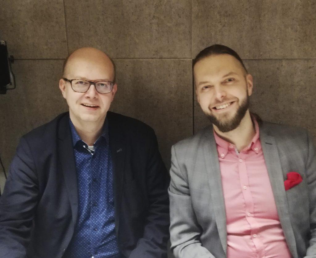 Esa Iivonen ja Petri Toikkanen podcaststudiossa kuvattuna.