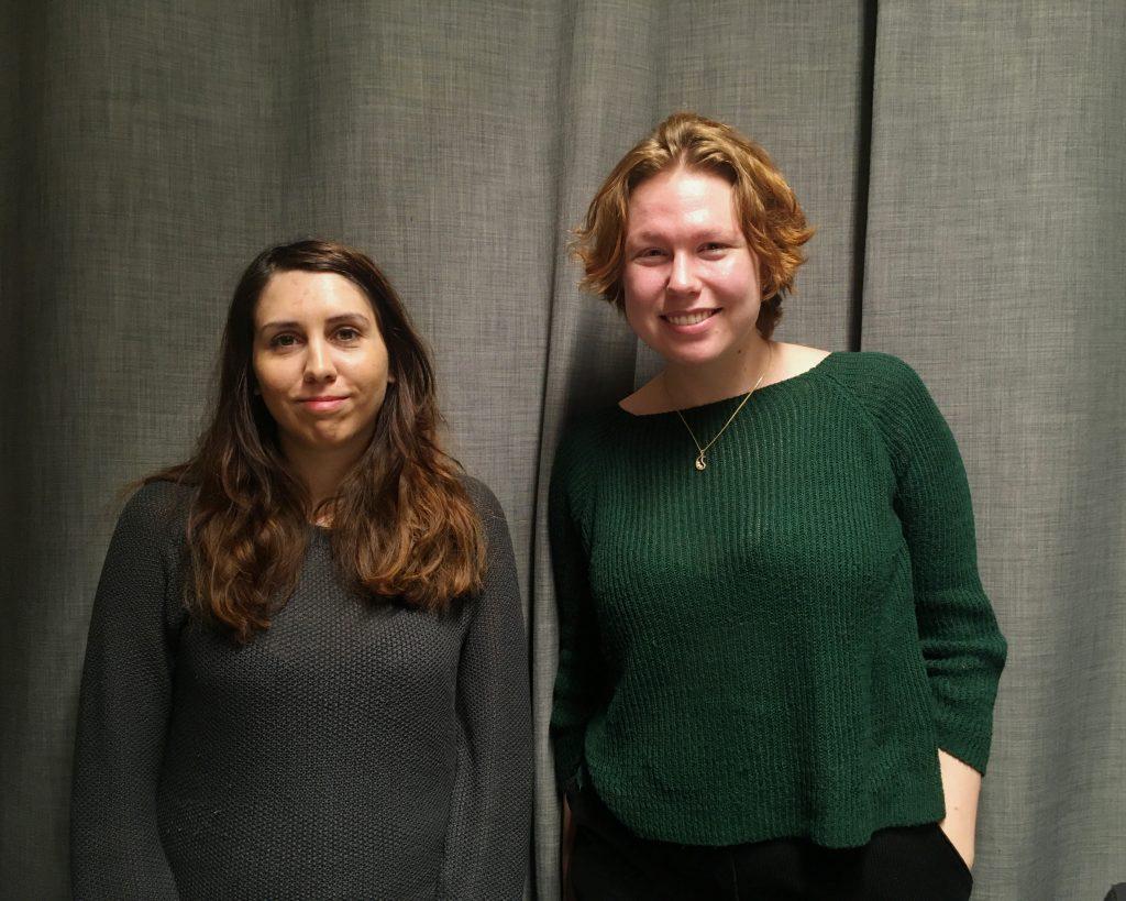 Laura Kolehmainen ja Hanna-Marilla Zidan podcaststudiossa kuvattuna. 