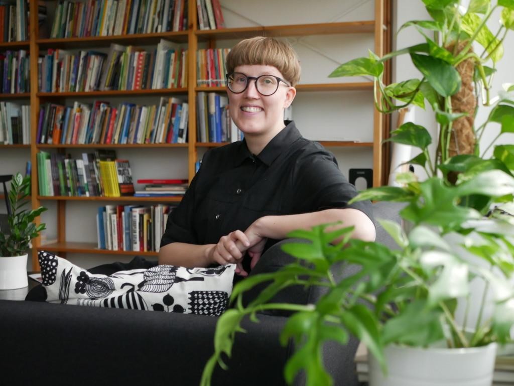 Projektitutkija Nea Alasaari Vision kirjastossa. 