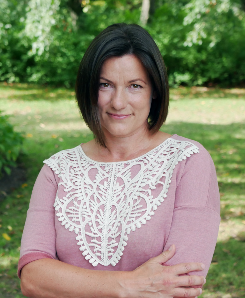Katja Alvoittu vihreää puistomaisemaa vasten. 